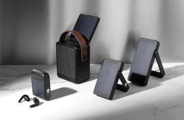 Logotrade werbemittel das Foto: Skywave 10000mAh Solarpowerbank aus RCS recycelt. Kunststoff