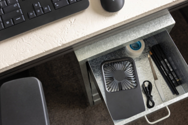 Logotrade firmakingi foto: Aervina RCS taaskasutatud plastist laetav lauaventilaator