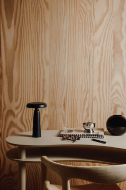 Logotrade mainoslahjat kuva: VINGA Avery RCS pöytävalaisin