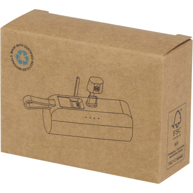 Logotrade mainoslahja tuotekuva: Alnair 5 000 mAh:n ja 10 W:n kierrätetystä muovista valmistettu Type-C-varavirtalähde, jossa sisäänrakennettu jalusta ja 2-in-1-kaapeli