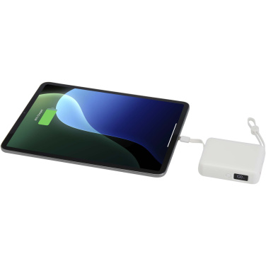 Logotrade logo dāvanas foto: Acrux 10.000 mAh 35W planšetdatora pārnēsājamais akumulators ar iebūvētu C tipa kabeli - izgatavots no pārstrādātas plastmasas