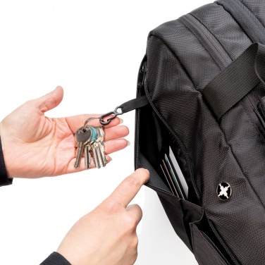 Логотрейд pекламные подарки картинка: Спортивная сумка Swiss Peak RFID с отверстием для чемодана
