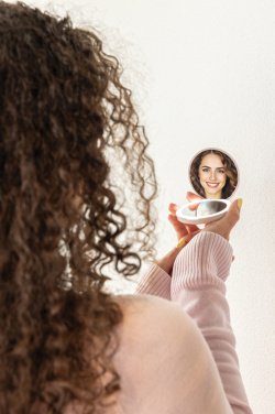 Лого трейд pекламные подарки фото: Светодиодное косметическое зеркало Lumora RCS из переработанного пластика с возможностью подзарядки