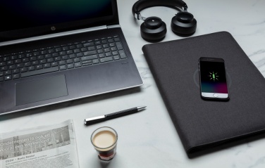 Logotrade presentreklam bild: Air A4 portfolio med trådlös laddning och powerbank